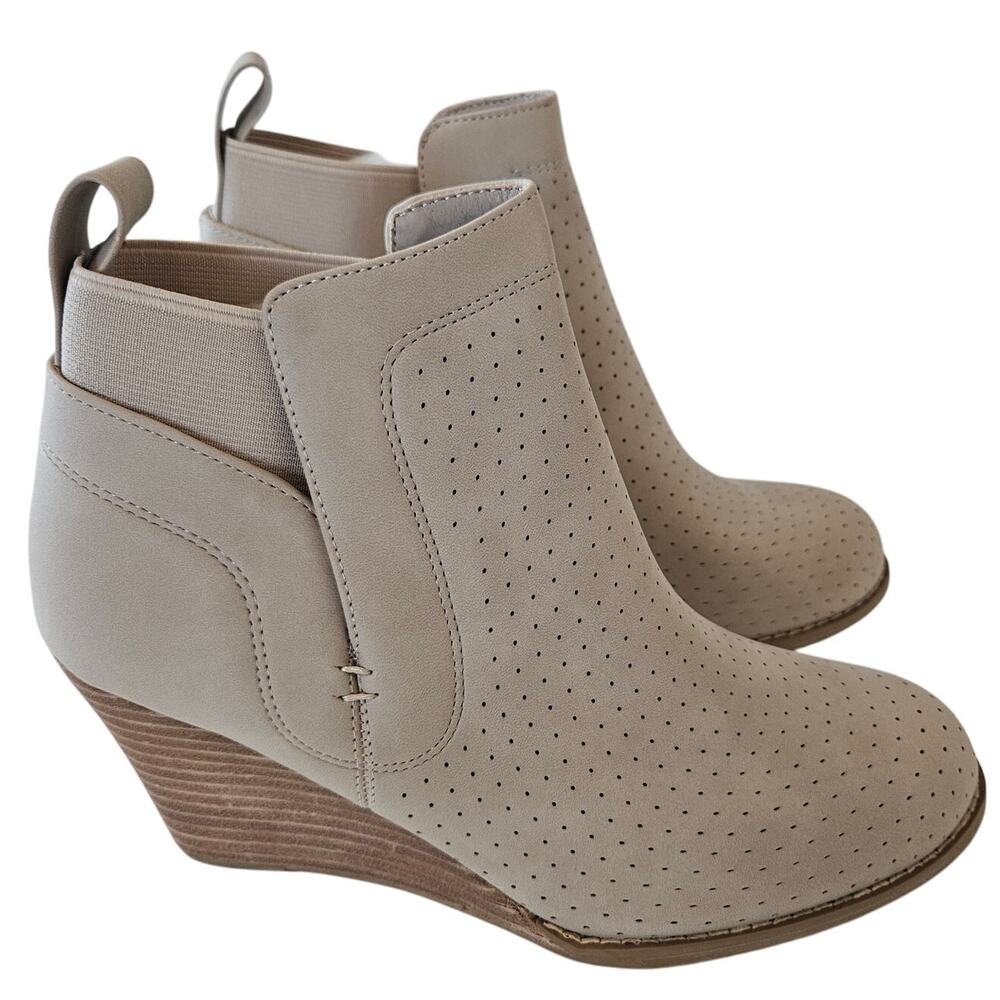 DV by Dolce Vita Gerdy Bootie Beige Ankle Wedge Heel Womens 6.5 Boho Chic Casual